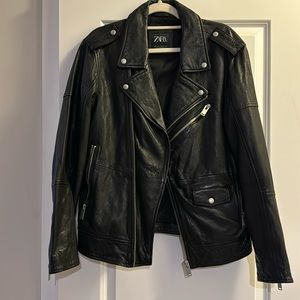 A leather jacket worn once, from the 2021 Zara collection. Inside tag fell off.